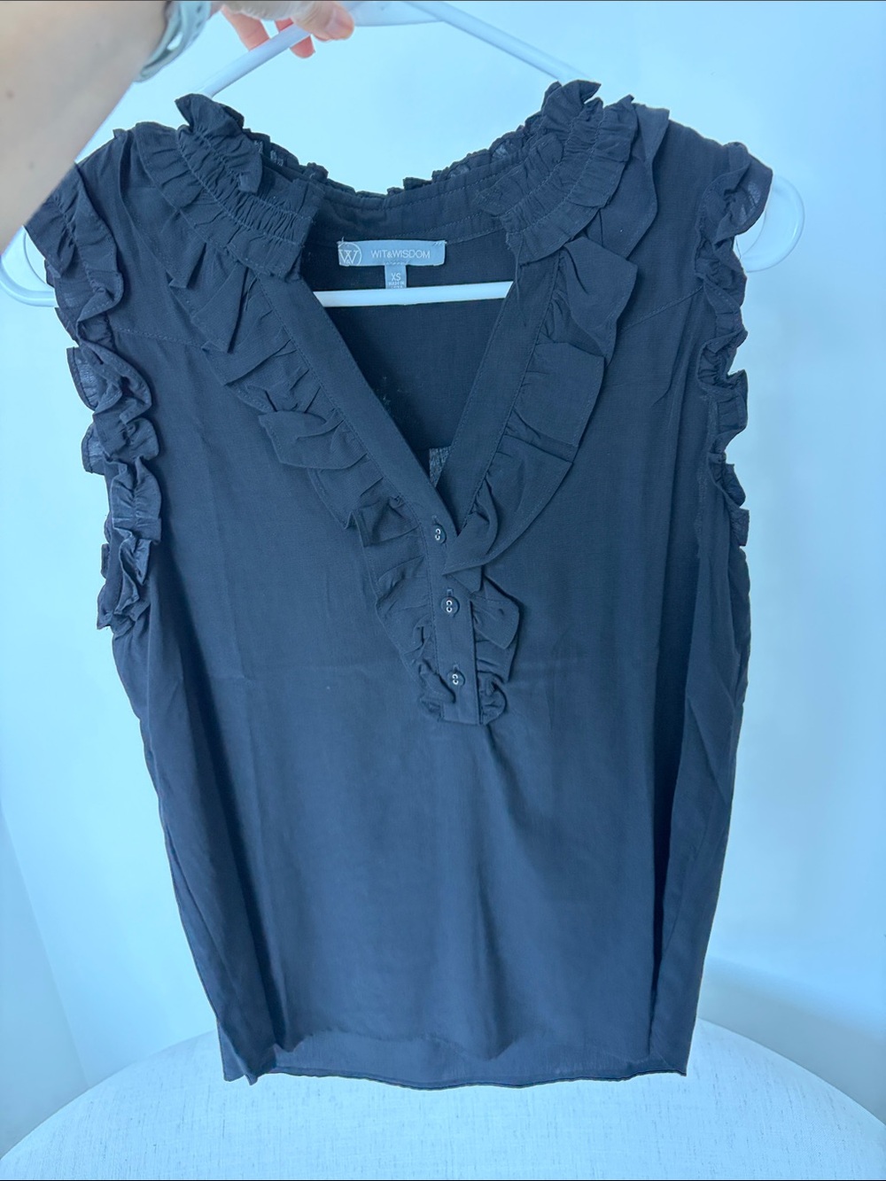 Vince Camuto Black Ruffled V-Neck Sleeveless Camisole